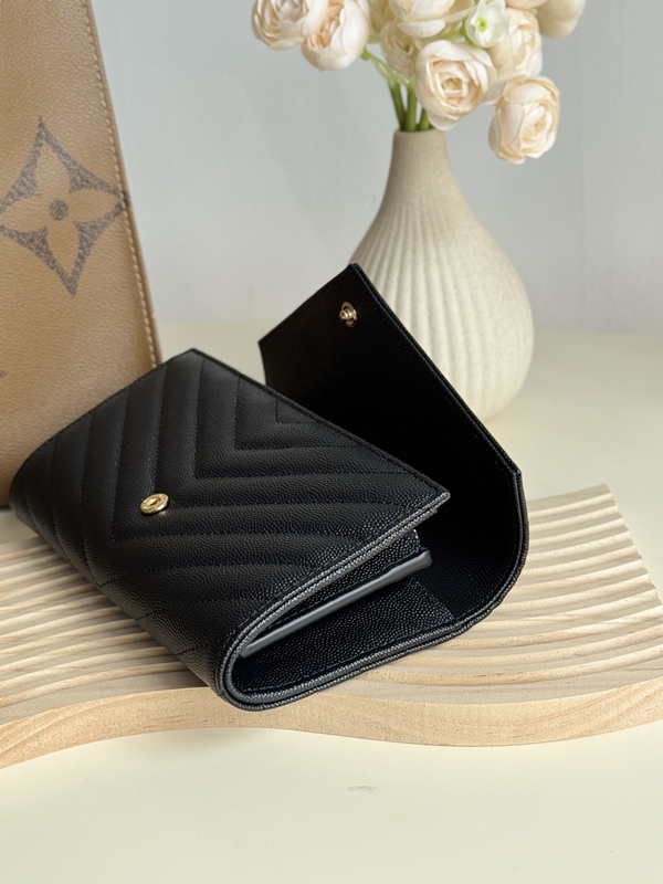 イヴサンローラン財布全体デザイン